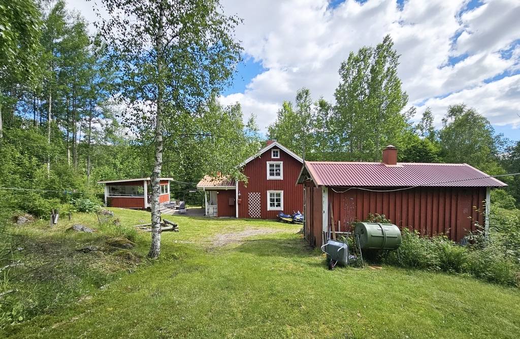 Das Haupthaus mit Nebengebäude